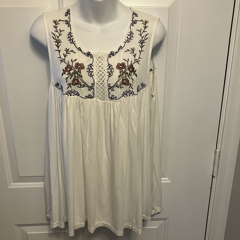 POL‎ Size Medium Embroidered Floral Baby Doll Ivory Sleeveless Shirt Top Blouse